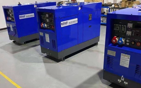 Soudage avec le générateur de soudeur à aimant permanent à double support KOVO Diesel DC600A DGW500 à tension de sortie de 85V